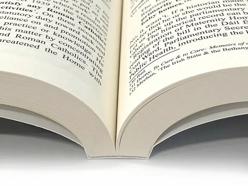 Buchinnenseite in Schwarz auf Ecco Book Cream Papier gedruckt. Cremefarbenes Papier nimmt Bezug auf alte Bücher und verleiht ihnen einen besonderen Charakter. Ein weich verleimter Einband verbessert dank des beachtlichen Volumens des Buches den Öffnungskomfort erheblich.